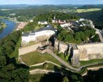 Luftaufnahme der Festung Königstein auf einem Tafelberg in der Sächsischen Schweiz mit Blick auf die Elbe und die umliegende Landschaft
