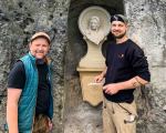 Steinbildhauer Thore Brilloff und Steinmetz Martin Richter befestigen das neue Sandsteinmedaillon in der Mariengrotte unterhalb der Festung Königstein.