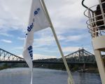 Blick vom Dampfer auf das Blaue Wunder in Dresden bei Sonnenschein
