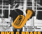 Rückansicht eines Mannes mit Tuba auf dem Rücken, der ein Fahrrad schiebt; grafisches Element eines Erdhörnchens auf einem Fahrrad; Text: „Du fährst Rad und machst Musik? Wir auch! Bike & Brass“