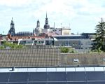  Blick über Dresden mit Solaranlagen auf dem Krankenhausdach im Vordergrund
