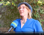 Stadtführerin Anett Lentwojt von Kennst du Dresden beim Dreh mit Dresden Fernsehen vor dem historischen Eiswurmlager der ehemaligen Felsenkellerbrauerei im Plauenschen Grund.