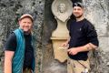 Steinbildhauer Thore Brilloff und Steinmetz Martin Richter befestigen das neue Sandsteinmedaillon in der Mariengrotte unterhalb der Festung Königstein.