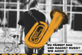 Rückansicht eines Mannes mit Tuba auf dem Rücken, der ein Fahrrad schiebt; grafisches Element eines Erdhörnchens auf einem Fahrrad; Text: „Du fährst Rad und machst Musik? Wir auch! Bike & Brass“