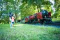 Kinder winken der Parkeisenbahn Dresden im großen Garten und haben Spaß