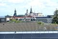  Blick über Dresden mit Solaranlagen auf dem Krankenhausdach im Vordergrund
