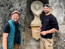 Steinbildhauer Thore Brilloff und Steinmetz Martin Richter befestigen das neue Sandsteinmedaillon in der Mariengrotte unterhalb der Festung Königstein.