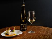 High Wine kann ab sofort täglich an der Palais Bar des Caroussel Nouvelle auf der Königstraße 14 in Dresden bestellt werden. 
