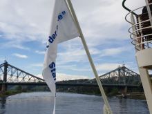 Blick vom Dampfer auf das Blaue Wunder in Dresden bei Sonnenschein
