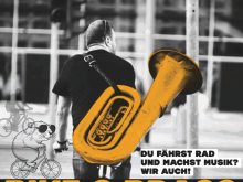 Rückansicht eines Mannes mit Tuba auf dem Rücken, der ein Fahrrad schiebt; grafisches Element eines Erdhörnchens auf einem Fahrrad; Text: „Du fährst Rad und machst Musik? Wir auch! Bike & Brass“