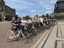 Neben unberührter Natur führt der Elberadweg durch einige der spannendsten Städte Deutschlands. Hamburg mit seinem maritimen Flair, Dresden als barocke Schönheit an der Elbe und Magdeburg mit seiner bewegten Geschichte – all diese Metropolen liegen direkt an der Strecke.