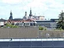  Blick über Dresden mit Solaranlagen auf dem Krankenhausdach im Vordergrund