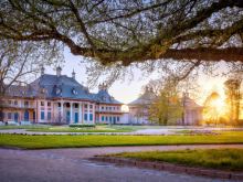 Entdecke Dresden auf nachhaltige Weise! Erkunde Schloss Pillnitz, den Großen Garten und innovative Klimaprojekte mit der KlimaWandeln-Tour. Erfahre mehr über nachhaltige Stadtentwicklung und regionale Initiativen.