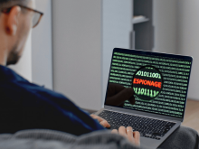 Laptop mit geöffneter E-Mail und einer Lupe daneben, Symbol für das Erkennen von gefälschten Buchungsanfragen bei Stadtführungen in Dresden
