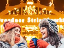 Feiere den 590. Striezelmarkt in Dresden und entdecke die schönsten Weihnachtsmärkte der Stadt mit der Weihnachtsmarkt Dresden Tour. Glühweintour, Adventserlebnis und mehr