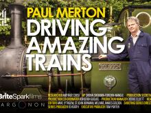Offizielles Filmplakat der Channel 4 Serie „Paul Merton: Driving Amazing Trains“ mit Paul Merton vor einer historischen Dampflokomotive.
