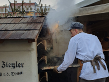 Weihnachtsmarkt Dresden Tour mit Blick auf den festlich erleuchteten Striezelmarkt