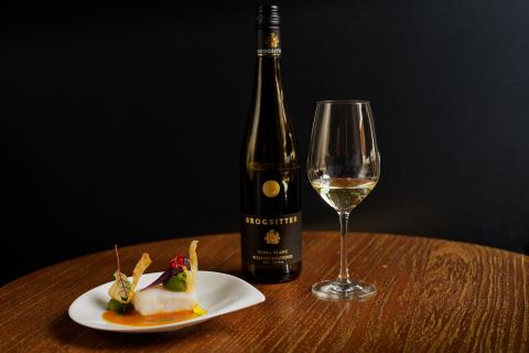 High Wine kann ab sofort täglich an der Palais Bar des Caroussel Nouvelle auf der Königstraße 14 in Dresden bestellt werden. 