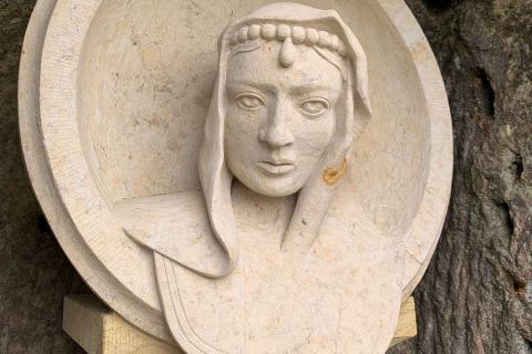 Sandsteinmedaillon mit dem Porträt von Königin Maria Anna von Sachsen in der Mariengrotte am Königstein.