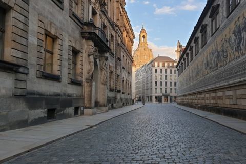 Komm mit uns auf die Stadtführung durch die Dresdner Altstadt. Wir zeigen dir Fürstenzug und Frauenkirche.