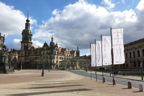 Urlaub im Frühling in Dresden mit unserer Stadtführung kennst-du-dresden durch die Altstadt. Erfahre, was hinter diesen Mauern alles steckt.