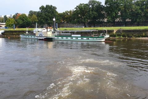 Mit dem Dampfer unterwegs – Schiff am Anleger