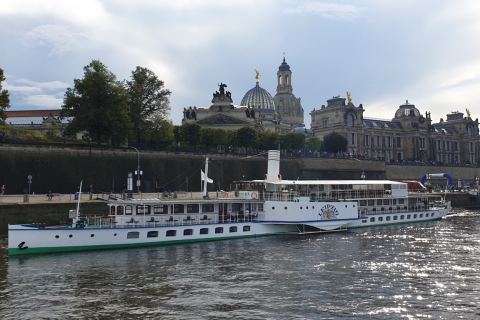 Ausflugsschiff fährt auf der Elbe in Richtung Loschwitzer Brücke