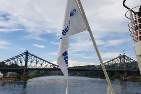 Blick vom Dampfer auf das Blaue Wunder in Dresden bei Sonnenschein