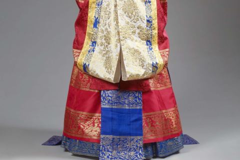 Zeremoniengewand Entdecke die faszinierende Kultur Koreas in der Ausstellung „100 Ideen vom Glück“ – von Hanbok bis Königsschatz!