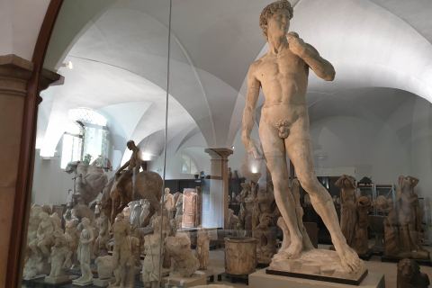 Michelangelos berühmter David steht in der Galleria dell’Accademia in Florenz. Er wurde zwischen 1501 und 1504 aus einem einzigen Marmorblock gemeißelt und gilt als Meisterwerk der Renaissance.  Im Albertinum Dresden befindet sich hingegen eine Gipskopie des David. Solche Kopien waren im 19. Jahrhundert üblich, um berühmte Werke für Studienzwecke und Ausstellungen zugänglich zu machen.  Falls du Michelangelos David in Originalgröße sehen möchtest, musst du also nach Florenz reisen – oder du bewunderst die D