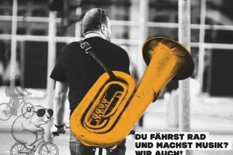 Rückansicht eines Mannes mit Tuba auf dem Rücken, der ein Fahrrad schiebt; grafisches Element eines Erdhörnchens auf einem Fahrrad; Text: „Du fährst Rad und machst Musik? Wir auch! Bike & Brass“