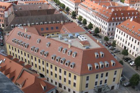 Blick von der Dreikönigskirche auf das Hotel Bülow Palais