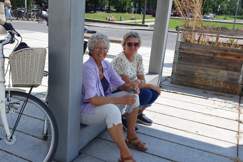 Glückliche Tourist*innen bei einer Stadtführung in Dresden, lachend vor historischer Kulisse.