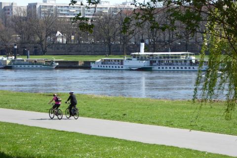 Elberadweg mit Fahrrad