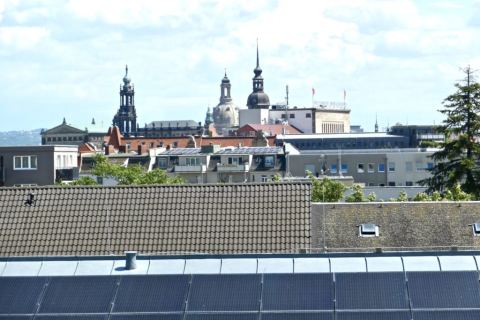  Blick über Dresden mit Solaranlagen auf dem Krankenhausdach im Vordergrund