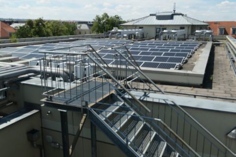 Photovoltaikanlage und Technikaufbau auf dem Klinikdach des Krankenhauses Dresden-Friedrichstadt