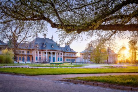 Entdecke Dresden auf nachhaltige Weise! Erkunde Schloss Pillnitz, den Großen Garten und innovative Klimaprojekte mit der KlimaWandeln-Tour. Erfahre mehr über nachhaltige Stadtentwicklung und regionale Initiativen.