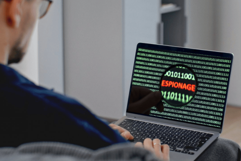Laptop mit geöffneter E-Mail und einer Lupe daneben, Symbol für das Erkennen von gefälschten Buchungsanfragen bei Stadtführungen in Dresden