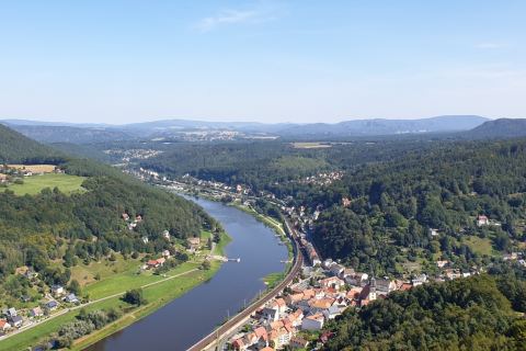 Erkunde eine der bedeutendsten Festungsanlagen Europas. Mit ihrer über 750-jährigen Geschichte bietet die Festung Königstein spannende Einblicke in die Vergangenheit und einen Panoramablick, der dich begeistern wird.