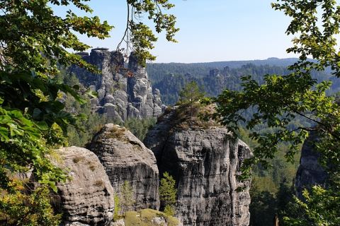 Genieße den atemberaubenden Blick über das Elbtal und die einzigartigen Felsformationen. 