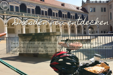 Innenhof der Stallhofanlage in Dresden mit Arkaden, Fahrrad mit Helm und Kaffee im Vordergrund