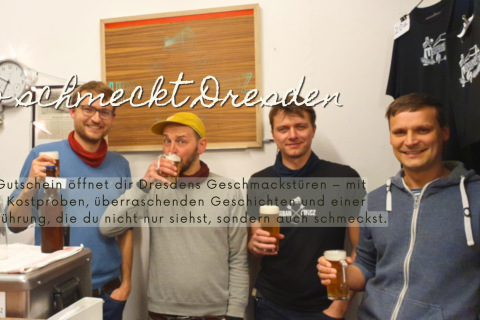 Vier Männer trinken Bier bei einer Verkostung in Dresden, gesellige Atmosphäre bei kulinarischer Stadtführung