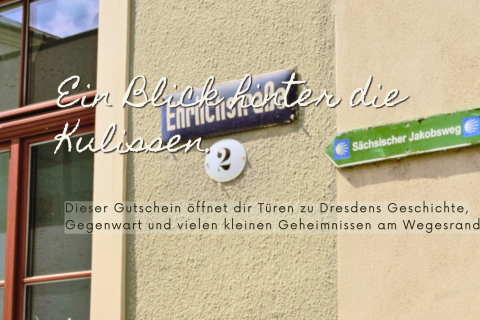 Straßenschild Ehrlichstraße in Dresden mit Wegweiser zum Sächsischen Jakobsweg an einer Hauswand