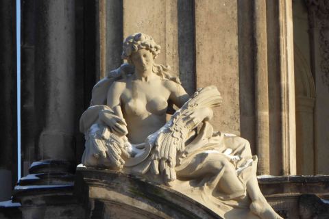 Skulptur nackte Frau im Zwinger