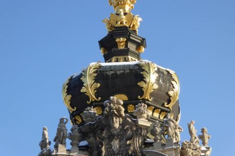 Der Dresdner Zwinger im Winter, umhüllt von Schnee und eisiger Stille