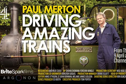 Offizielles Filmplakat der Channel 4 Serie „Paul Merton: Driving Amazing Trains“ mit Paul Merton vor einer historischen Dampflokomotive.