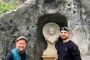 Steinbildhauer Thore Brilloff und Steinmetz Martin Richter befestigen das neue Sandsteinmedaillon in der Mariengrotte unterhalb der Festung Königstein.