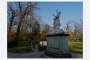 Steinskulptur zweier Figuren im Großen Garten Dresden, umgeben von frühjährlich sprießenden Bäumen und historischem Steinbalustraden-Element