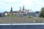  Blick über Dresden mit Solaranlagen auf dem Krankenhausdach im Vordergrund