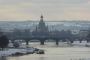 Winterliche Ansicht der Dresdner Altstadt mit verschneiten Dächern, der Elbe und den historischen Brücken im Vordergrund.